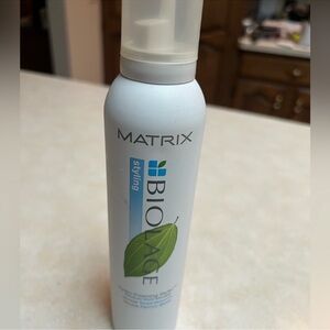 Matrix Biolage Hydro foaming medium hold
